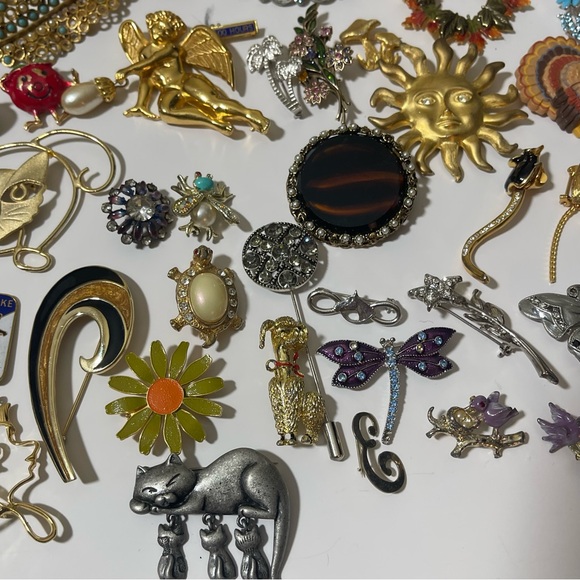 Vintage Brooches Pedants Antique Pins Signed Military, Summer, Fall, Religious - Picture 10 of 17